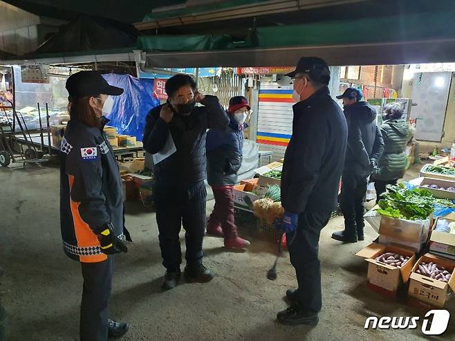 대전소방본부가 시장 상인을 대상으로 소방안전컨설팅을 하고 있다. (대전시 제공)© 뉴스1