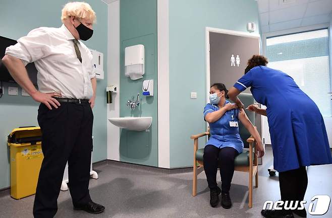 보리스 존슨 영국 총리(왼쪽)가 지난 4일(현지시간) 런던 소재 체이스 팜 병원을 방문해 의료진의 코로나129 백신 접종을 지켜보고 있다. © AFP=뉴스1
