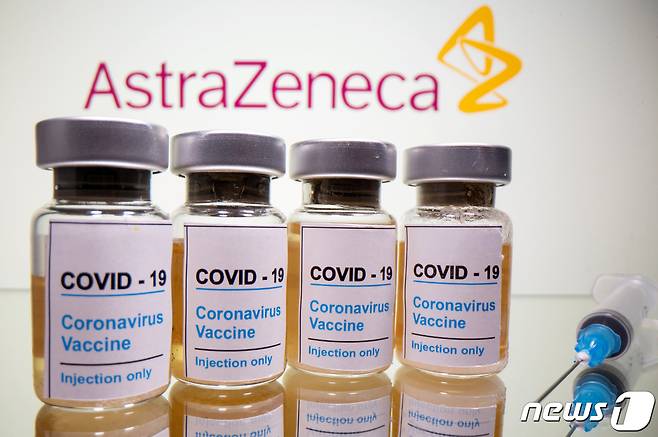 영국 제약사 아스트라제네카와 옥스퍼드대학이 공동개발 중인 신종 코로나바이러스 감염증(코로나19) 백신 최종 임상시험 분석 결과, 90%의 면역 효과를 확인했다고 아스트라제네카가 22일(현지시간) 밝혔다. 로이터통신에 따르면 아스트라제네카는 이날 발표에서 실험용 백신 중 하나(AZD1222)가 약 90%의 효과를 보였다고 밝혔다. 파스칼 소리오 아스트라제네카 CEO는 이날 성명을 내고 "이번 백신의 효능과 안전성은 매우 뛰어나다＂며 ＂내년 최대 30억회분 백신을 생산할 수 있도록 제조에 박차를 가하고 있다＂고 말했다. © 로이터=뉴스1 © News1 포토공용 기자