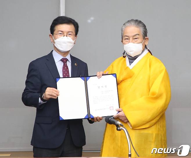 박용근 전북도의원(왼쪽)이 황손 이석 황실문화재단 이사장으로부터 감사장을 받고 있다.(전북도의회제공)2021.1.24/뉴스1