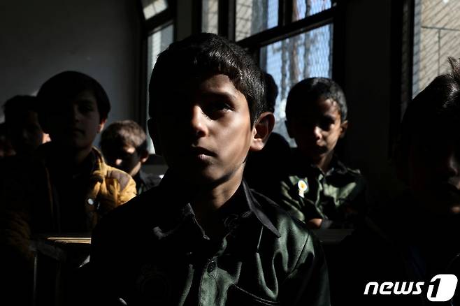 작년 10월18일 예멘 수도 사나의 학생들이 코로나19 확산 우려 속에서도 마스크를 쓰지 않은 채 수업을 듣고 있다. © 로이터=뉴스1