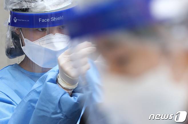 대전 대덕보건소에 마련된 선별진료소에서 의료진이 검사를 하고 있다. 기사와 관계없음 /뉴스1 © News1 김기태 기자