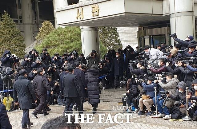 지난 18일 서울고등법원에서 이재용 부회장의 파기환송심 선고공판이 열린 가운데 수백여 명의 취재진이 몰렸있다. /서재근 기자