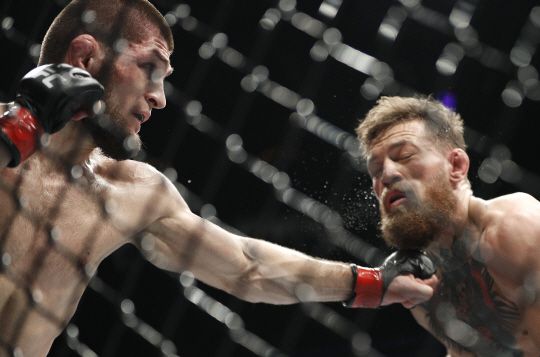 하빕 누르마고메도프가 2018년 10월 미국 네바다주 라스베이거스 T-모바일 아레나에서 열린 UFC229 라이트급 타이틀전에서 코너 맥그리거의 얼굴에 왼손 펀치를 날리고 있다. 조선일보 DB
