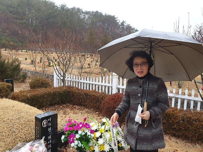 고 이수현 의인의 모친, 신윤찬(72)씨가 23일 오전 부산 금정구 선두구동 부산영락공원 안 이씨의 묘소에서 얘기를 하고 있다.