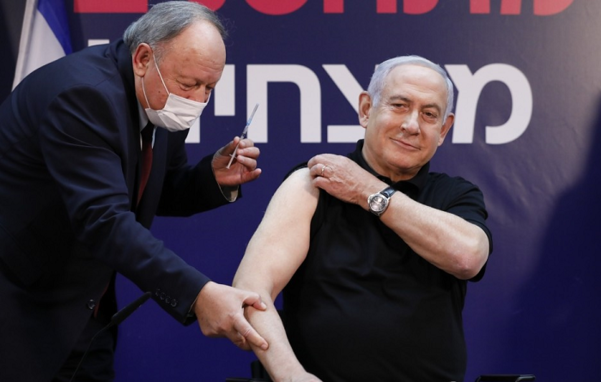 베냐민 네타냐후 이스라엘 총리가 지난달 19일(현지시각) 중부 도시 라마트간의 셰바 메디컬 센터에서 코로나19 백신 주사를 맞고 있다./UPI연합뉴스