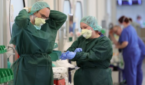 독일 베를린의 한 병원에서 의료진이 코로나19 감염 방지를 위한 의료 장비를 착용하고 있다./EPA연합뉴스