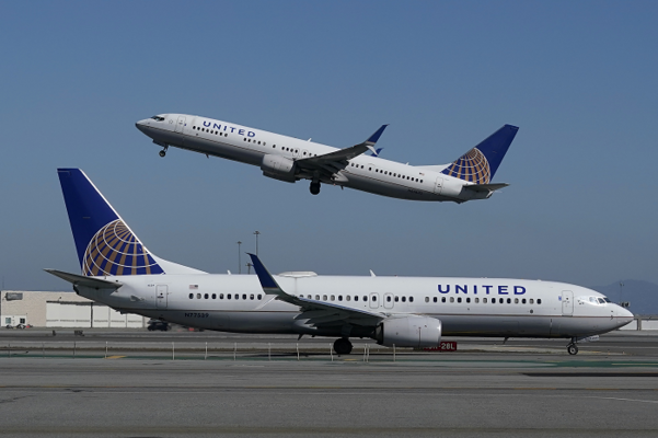 지난해 10월 유나이티드항공의 비행기가 샌프란시스코 국제 공항의 활주로에서 이륙하고 있다./AP연합뉴스