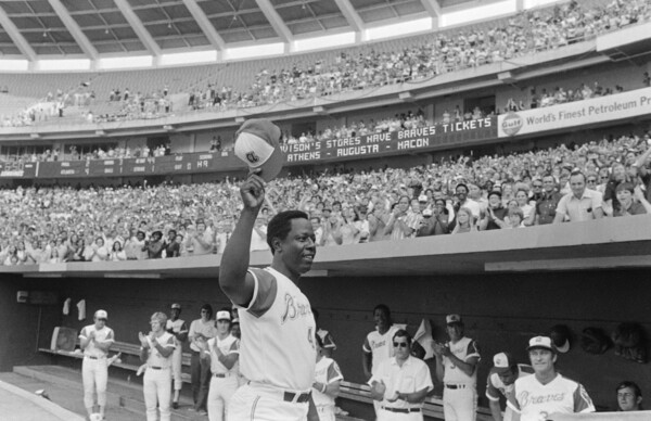 1973년 700번째 홈런을 기록한 행크 에런이 관객을 향해 인사를 하고 있다. AP/연합뉴스