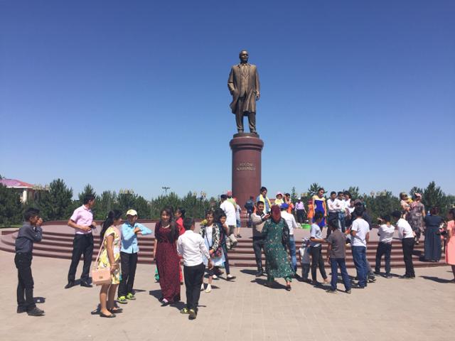우즈베키스탄 사마르칸트에 세워진 카리모프 대통령의 동상. 이동학 작가