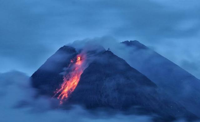 18일 용암을 분출하고 있는 동부자바주 스메루화산. 안타라통신 캡처