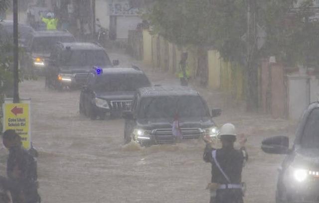 18일 칼리만탄섬 홍수 피해 현장을 찾은 조코 위도도 대통령 차량 행렬. 안타라통신 캡처