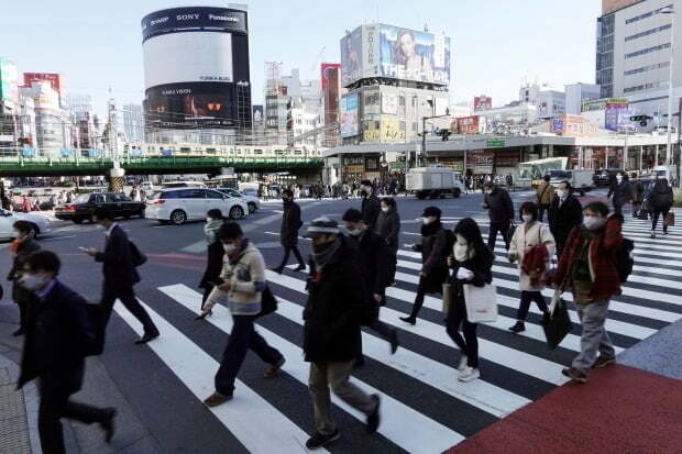 일본 수도 도쿄에서 마스크를 쓴 시민들이 횡단보도를 건너고 있다. /사진=AP