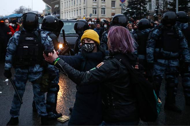 나발니 석방을 촉구하는 지지자들이 23일(현지시간) 러시아 모스크바에서 시위를 하던 도중 무장 경찰 앞에서 춤을 추고 있다. /TASS