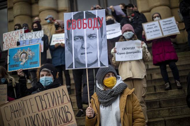 체코 프라하에서 23일(현지시간) 나발니 석방을 요구하는 집회가 열리고 있다. /EPA