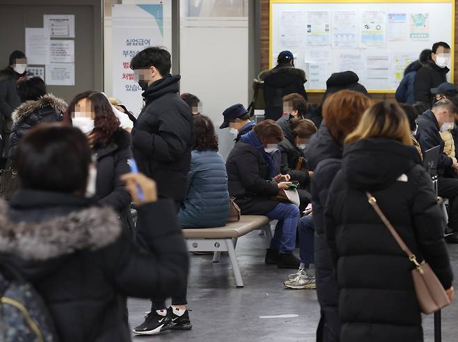 Dozens of people line up to learn about unemployment benefits at an employment assistance center in Mapo-gu, western Seoul, earlier this month. Korea last year suffered its worst job loss in 22 years, as the number of those employed dropped 218,000 from a year earlier to 26.9 million. (Yonhap)