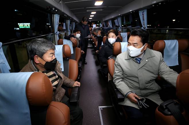 Yongin Mayor Baek Kun-ki attends the opening for a new Gyeonggi premium bus. (Yongin City)