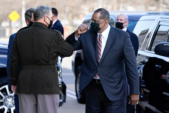 New U.S. Defense Secretary Lloyd Austin, right, greets Chairman of the Joint Chiefs of Staff Mark Milley as he arrive at the Pentagon Friday in Washington. [AP/YONHAP]