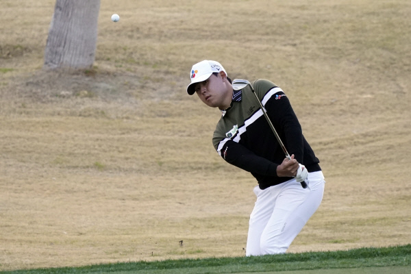 김시우가 23일(한국시간) 미국 캘리포니아주 라킨타의 PGA 웨스트 스타디움 코스(파72·7113야드)에서 열린 대회 2라운드 17번홀에서 칩샷을 하고 있다.  AP뉴시스
