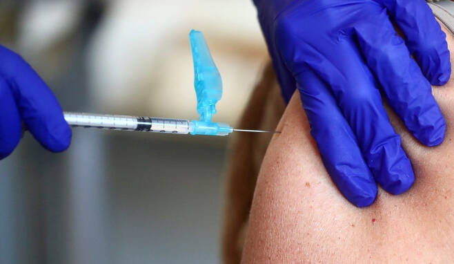 지난 18일(현지시간) 스페인 마드리드에서 화이자-바이오엔테크 백신을 접종하고 있다. [연합]