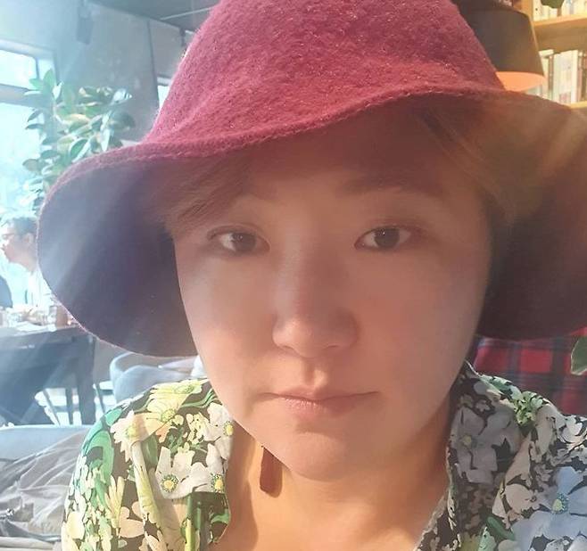 Broadcaster Kim Hyun-Sook has been following the latest episode after Diet.Kim Hyun-Sook posted a picture on January 24 with an article entitled Jeju Spring Holo Brunch Kyokyo on his personal instagram.Kim Hyun-Sook in the photo is a flower-shaped shirt with an exotic feeling and a red hat.Meanwhile, Kim Hyun-Sook reported on his divorce last December after marrying a non-entertainment man in 2014.Since then, he has lost 11kg to Diet and has been treated with International Powerlifting Federation.Park Jung-min on the news