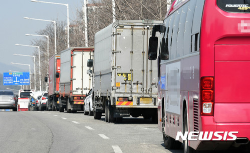 불법주차된 대형 화물차량들. (사진=뉴시스DB) photo@newsis.com