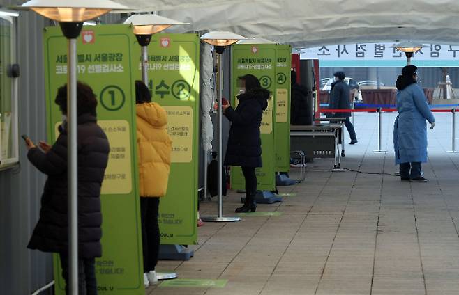시민들이 코로나19 검사를 받기 위해 길게 줄을 서 있다.
