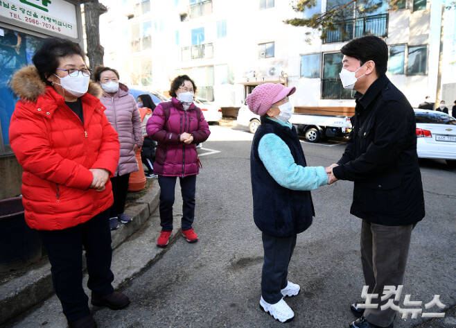 국민의당 안철수 대표가 24일 오전 서울 구로구 한 노후아파트를 방문, 주민들의 고충을 듣고 있다. 황진환 기자