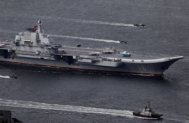 중국 해군 항모 랴오닝함이 항구를 벗어나 항해를 하고 있다. 세계일보 자료사진
