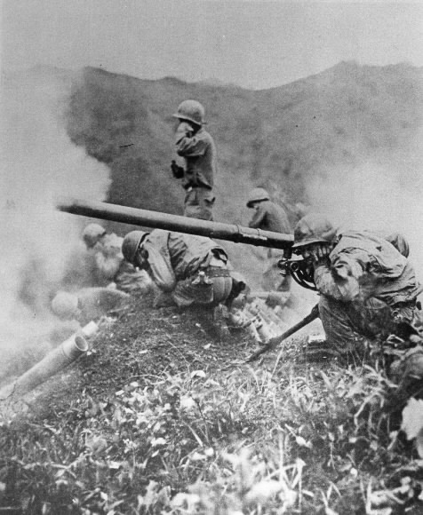 6·25 전쟁 당시 중공군을 향해 75㎜ 무반동포를 쏘는 미군들. 서울신문 DB
