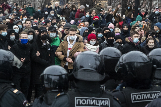 23일(현지 시간) 러시아 모스크바에서 반체제 운동가 알렉세이 나발니의 석방을 요구한는 시위대가 경찰과 대치하고 있다./AP연합뉴스