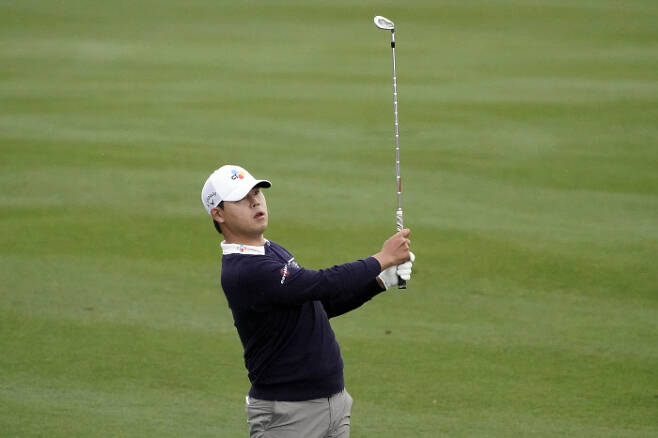 김시우가 24일 미국 캘리포니아주 라킨타의 PGA 웨스트 스타디움 코스에서 열린 아메리칸 익스프레스 3라운드 18번홀에서 두 번째 샷을 날리고 있다.AP|연합뉴스