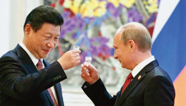 2019년 시진핑 중국 국가주석(왼쪽)과 블라디미르 푸틴 러시아 대통령이  양국의 전략적 협력을 강조하며 건배하고 있다. [Sputnik]