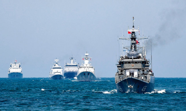 중국과 러시아  군함들이 동중국해에서 해상연합-2019 군사훈련을 실시하고 있다. [China.mil]