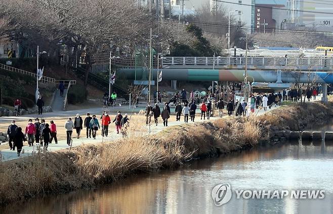 따뜻한 오후, 산책하는 시민들 [연합뉴스 자료사진]