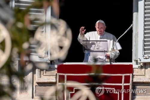 바티칸 성베드로광장을 내려다보며 주일 삼종기도를 주례하는 프란치스코 교황 [AFP=연합뉴스]