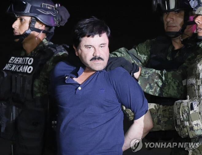 멕시코에서 체포된 '아메리카 마약왕' 알차포 호아킨 구스만. 유럽, 미주 언론들은 이번에 체포된 체치롭을 구스만과 비교되는 마약조직 두목으로 평가하고 있다.[EPA=연합뉴스 자료사진]