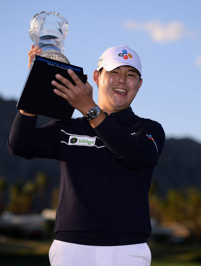 김시우가 우승트로피를 들고 환하게 웃고 있다. (사진=AFPBBNews)