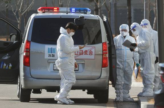 19일 서울 송파구 서울동부구치소에서 방역복을 입은 검찰 긴급호송 관계자들이 오가고 있다. (사진=연합뉴스)