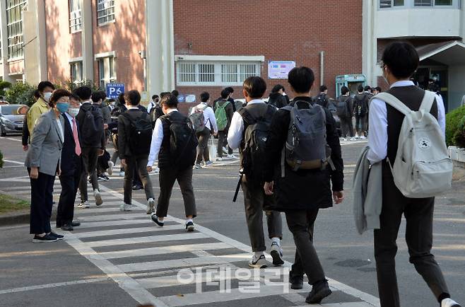 지난해 10월 울산 남구 학성고등학교 학생들이 등교를 하고 있다.(사진=뉴시스)