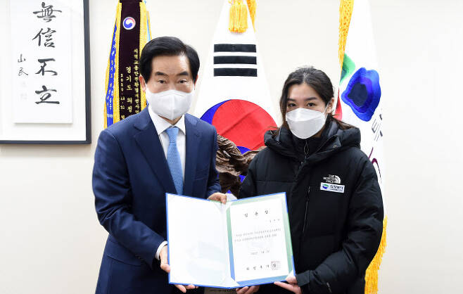 여자 쇼트트랙 국가대표 김지유(오른쪽)가 안병용 의정부시장으로부터 임용장을 받고 있다. 사진=의정부시청 제공