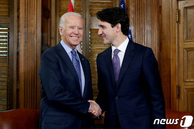 조 바이든 미국 대통령(왼쪽)이 부통령이던 지난 2016년 12월 캐나다 방문 당시 저스틴 트뤼도 총리를 만나 악수를 나누고 있다. © 로이터=뉴스1