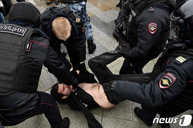 러시아 경찰들이 23일(현지시간) 수도 모스크바에 반체제 인사 알렉세이 나발니 석방을 요구하던 시위대를 진압하고 있다. © AFP=뉴스1