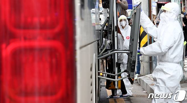대전 중구 대흥동에 위치한 비인가 IEM국제학교에서 학생과 교직원 등 127명이 신종 코로나바이러스 감염증(코로나19) 확진 판정을 받았다. 25일 오후 IEM국제학교에서 방역 관계자들이 생활치료센터로 이송 될 학생들을 안내하고 있다. 2021.1.25/뉴스1 © News1 김기태 기자