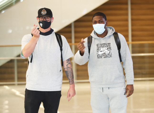 삼성 외국인 선수 벤 라이블리(왼쪽)와 호세 피렐라가 25일 인천국제공항을 통해 입국했다. 제공 | 삼성