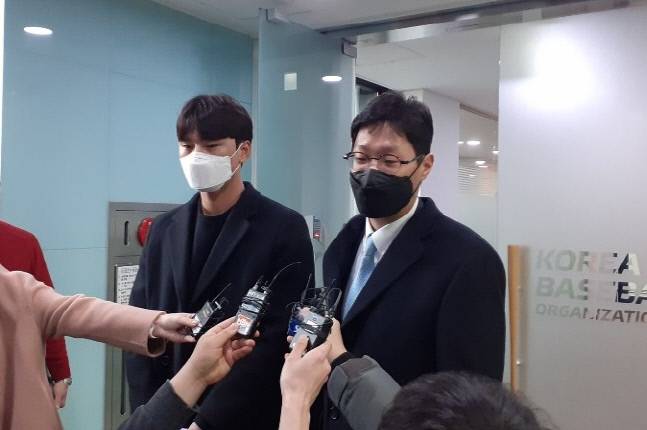 25일 KBO에서 열린 연봉조정위원회에 참석한 KT 주권(왼쪽)과 주권의 대리인 강우준 엠브이피스포츠 대표. 남서영기자 namsy@sportsseoul.com
