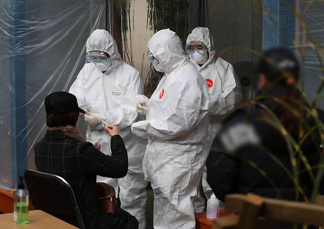 지난해 12월 14일 오후 부산 동구 제일나라요양병원에서 확진자 1명이 발생해 직원들이 전수검사를 받고 있다./김동환 기자