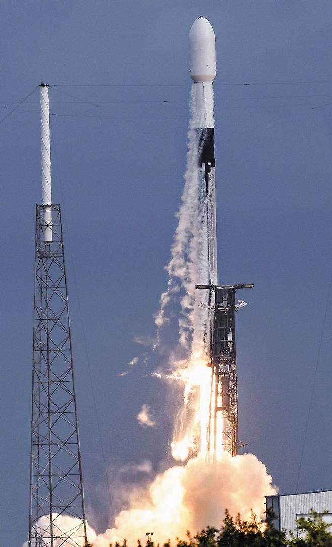 24일(현지 시각) 미국 플로리다주 케이프커내버럴 공군기지에서 스페이스X의 팰컨9 로켓이 발사되고 있다. 스페이스X는 이날 단일 로켓으로 가장 많은 위성(143개)을 쏘아올리는 데 성공했다. /AP 연합뉴스