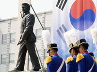 육군사관학교 ‘안중근 장군 동상’ 앞에서 육사 생도들이 묵념하고 있다.