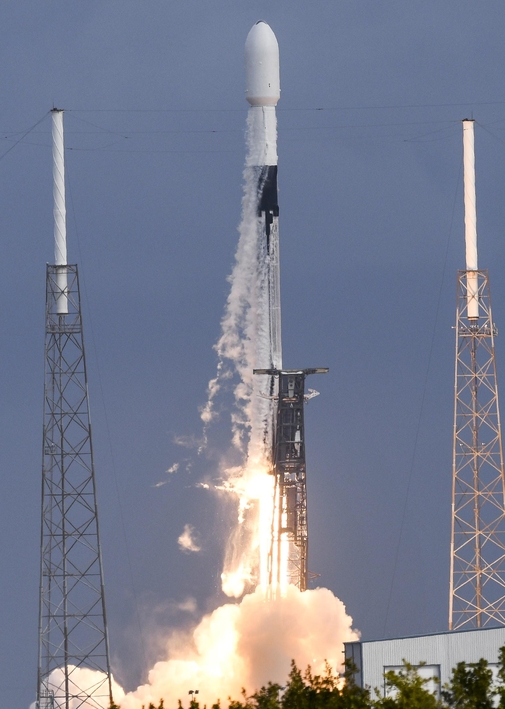 24일(현지시각) 미국 플로리다주 케이프커내버럴 공군기지에서 스페이스X의 팰컨9 로켓이 발사되고 있다./AP연합뉴스